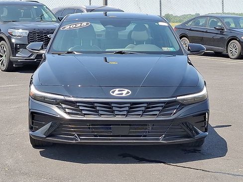 Used 2025 Hyundai Elantra Limited FWD image 2