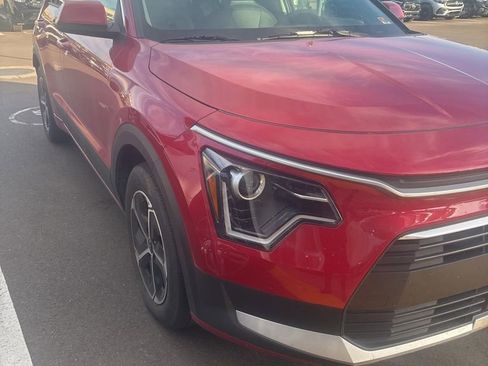 Used 2023 Kia Niro EX image 2