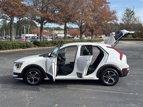 Certified 2025 Kia Niro LX image 10