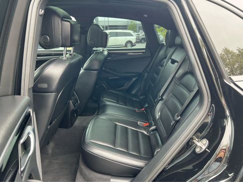 Used 2024 Porsche Macan AWD/4WD image 27
