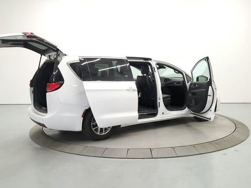 Used 2025 Chrysler Pacifica Select FWD image 15