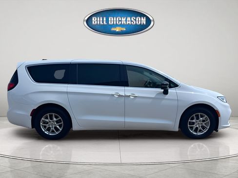 Used 2024 Chrysler Pacifica Touring-L FWD image 12