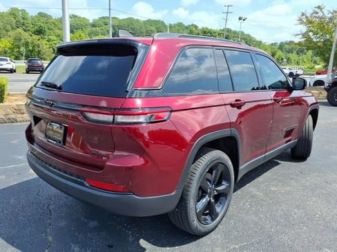 Used 2024 Jeep Grand Cherokee Limited w/ Black Appearance Package AWD/4WD image 16