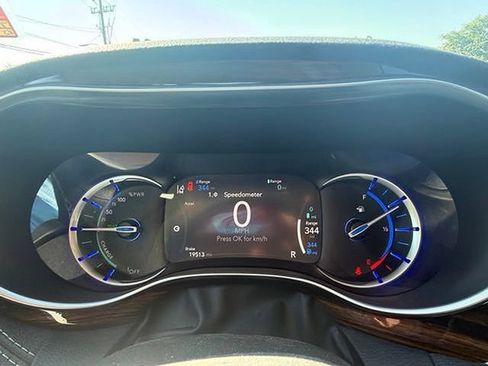 Used 2023 Chrysler Pacifica Limited FWD image 15