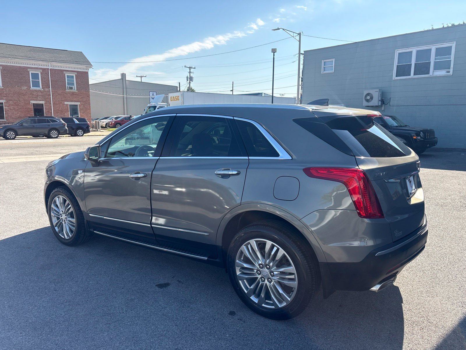 Used 2017 Cadillac XT5 Premium Luxury FWD image 2