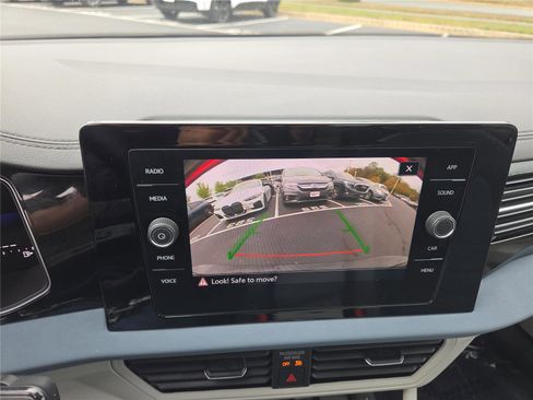 Certified 2025 Volkswagen Jetta SE w/ Sunroof Package image 20