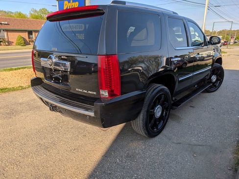 Used 2011 Cadillac Escalade Premium image 6