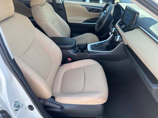 Used 2021 Toyota RAV4 LE AWD/4WD image 12