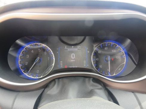 Used 2017 Chrysler Pacifica Touring FWD image 11