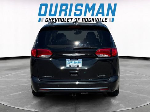 Used 2018 Chrysler Pacifica Limited w/ Tire & Wheel Group FWD image 5