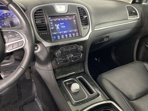 Used 2019 Chrysler 300 Limited RWD image 30