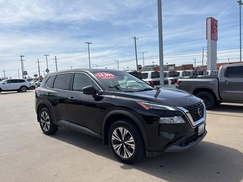 Used 2022 Nissan Rogue SV image 2