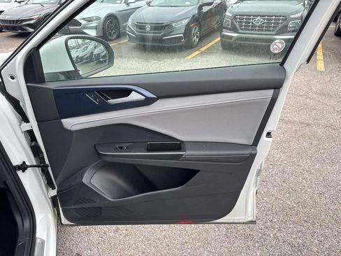 Used 2024 Volkswagen Taos SE image 14