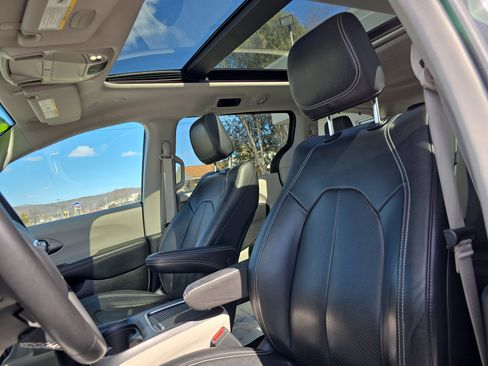 Used 2022 Chrysler Pacifica Touring-L AWD/4WD image 11