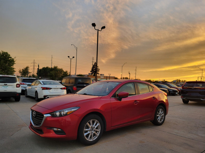 Used 2018 MAZDA MAZDA3 Touring FWD image 3