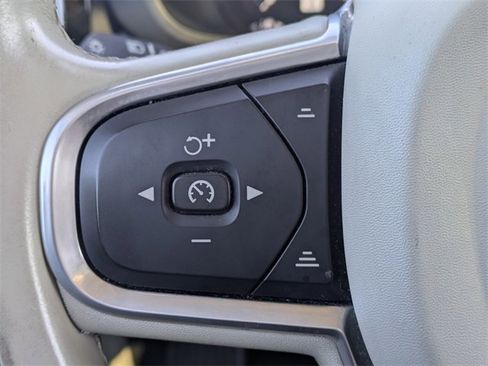 Used 2018 Volvo XC60 T6 Momentum w/ Convenience Package image 27