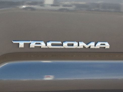 Used 2022 Toyota Tacoma SR5 w/ SR5 Appearance Package (SM) image 15