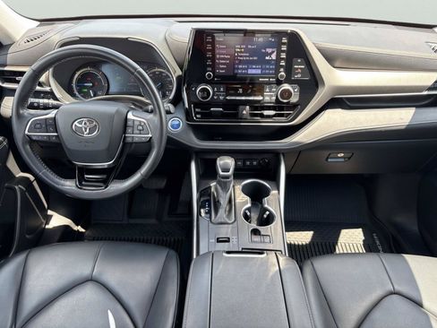 Used 2020 Toyota Highlander XLE AWD/4WD image 13