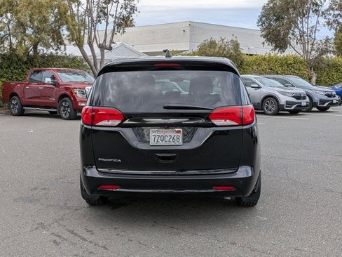 Used 2017 Chrysler Pacifica Touring image 6