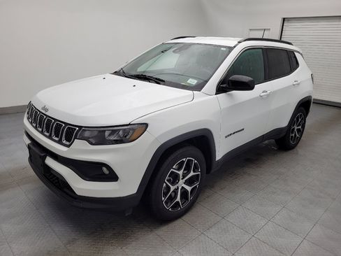 Used 2024 Jeep Compass Latitude image 2