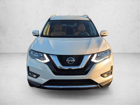 Used 2018 Nissan Rogue SV image 2