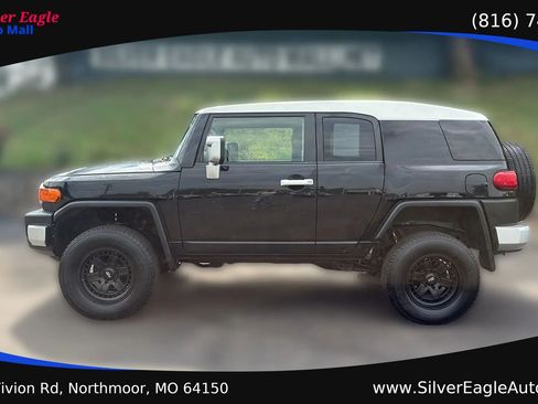 Used 2008 Toyota FJ Cruiser 2WD w/ Convenience Pkg image 3