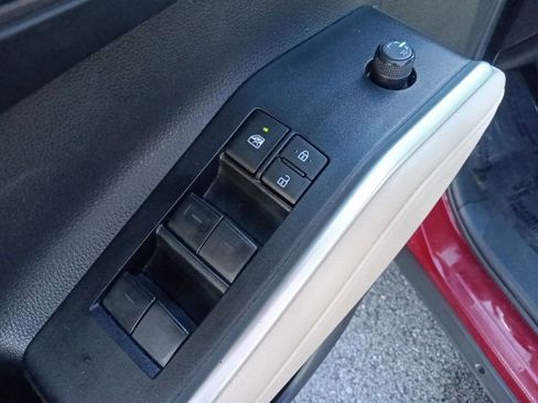 Used 2023 Toyota Highlander XLE FWD image 12