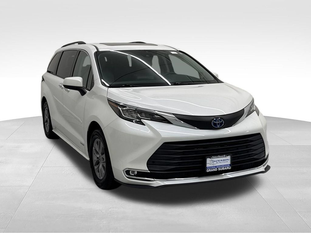 Used 2021 Toyota Sienna XLE w/ XLE Plus Package FWD image 8