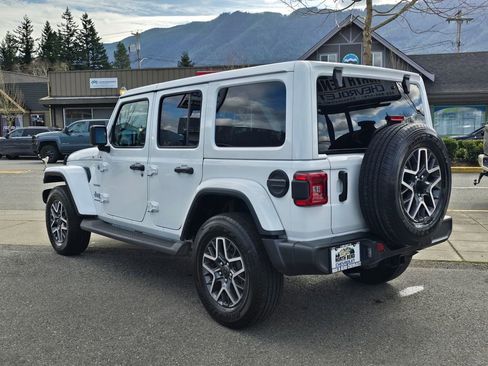 Used 2024 Jeep Wrangler Sahara image 7