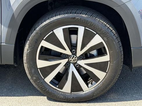 Used 2023 Volkswagen Taos SE w/ Panoramic Sunroof Package image 7