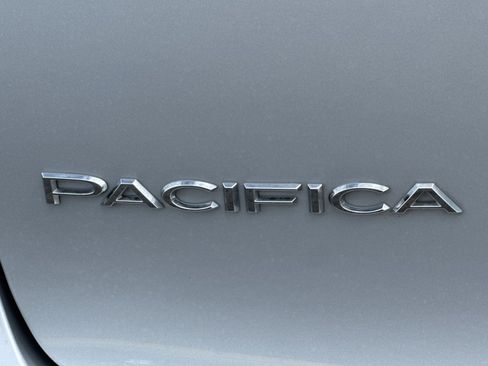 Used 2024 Chrysler Pacifica Touring-L FWD image 30