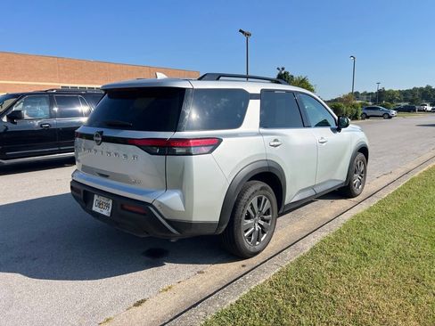 Used 2024 Nissan Pathfinder SV FWD image 3