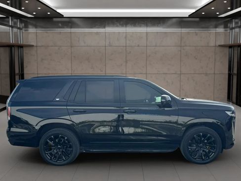 Used 2021 Cadillac Escalade Premium Luxury AWD/4WD image 4