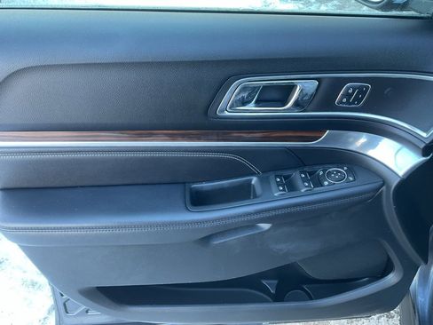 Used 2017 Ford Explorer Limited image 11