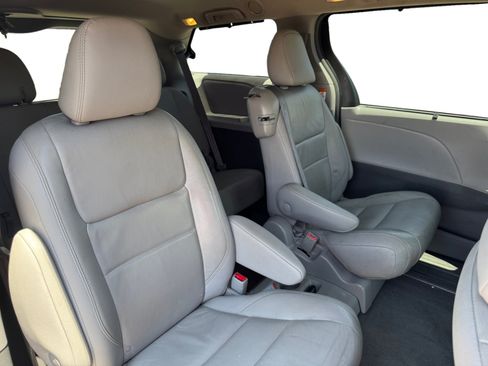 Used 2018 Toyota Sienna XLE w/ XLE Navigation Package FWD image 18