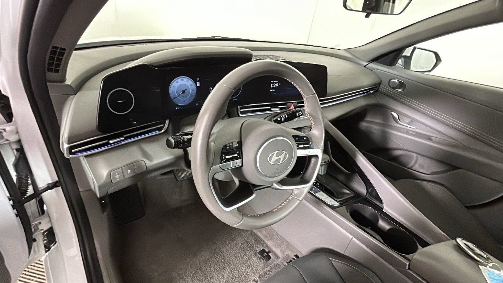 Used 2025 Hyundai Elantra SEL FWD image 16