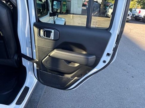 Used 2021 Jeep Wrangler Unlimited Sahara AWD/4WD image 31