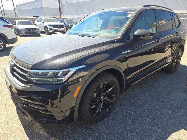 Used 2024 Volkswagen Tiguan SE R-Line FWD image 1