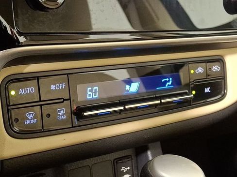 Used 2018 Toyota Corolla LE FWD image 17