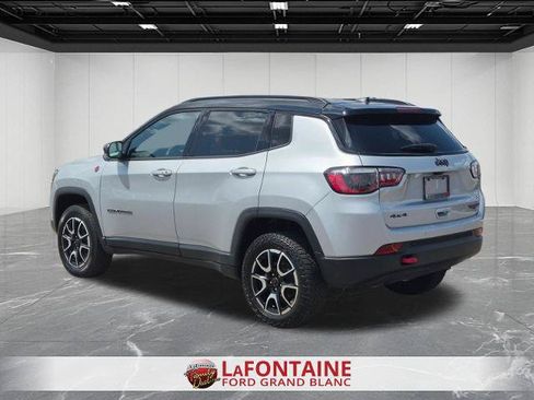 Used 2025 Jeep Compass Trailhawk AWD/4WD image 3