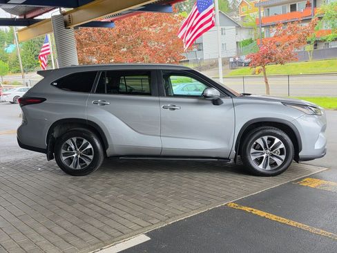 Used 2024 Toyota Highlander XLE AWD/4WD image 4