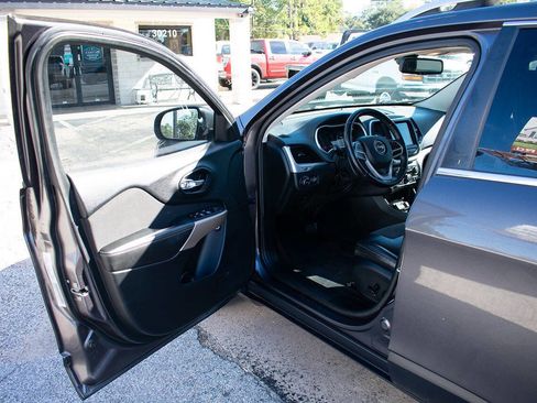 Used 2018 Jeep Cherokee Latitude Plus image 10