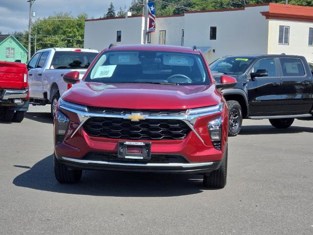 Used 2025 Chevrolet Trax LT FWD image 3