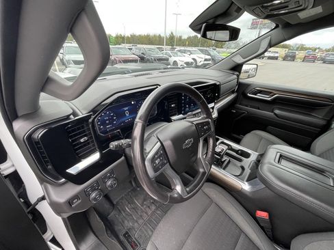 Used 2022 Chevrolet Silverado 1500 LT Trail Boss w/ Convenience Package II image 9