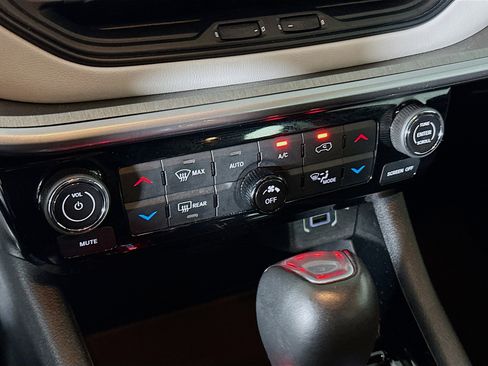 Used 2025 Jeep Compass Limited image 23