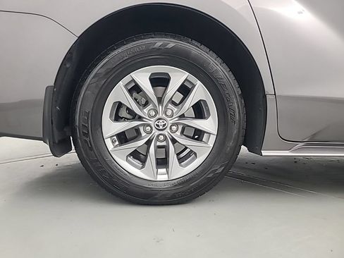 Used 2024 Toyota Sienna LE AWD/4WD image 11