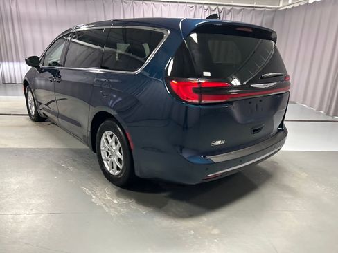 Used 2025 Chrysler Pacifica Select image 5