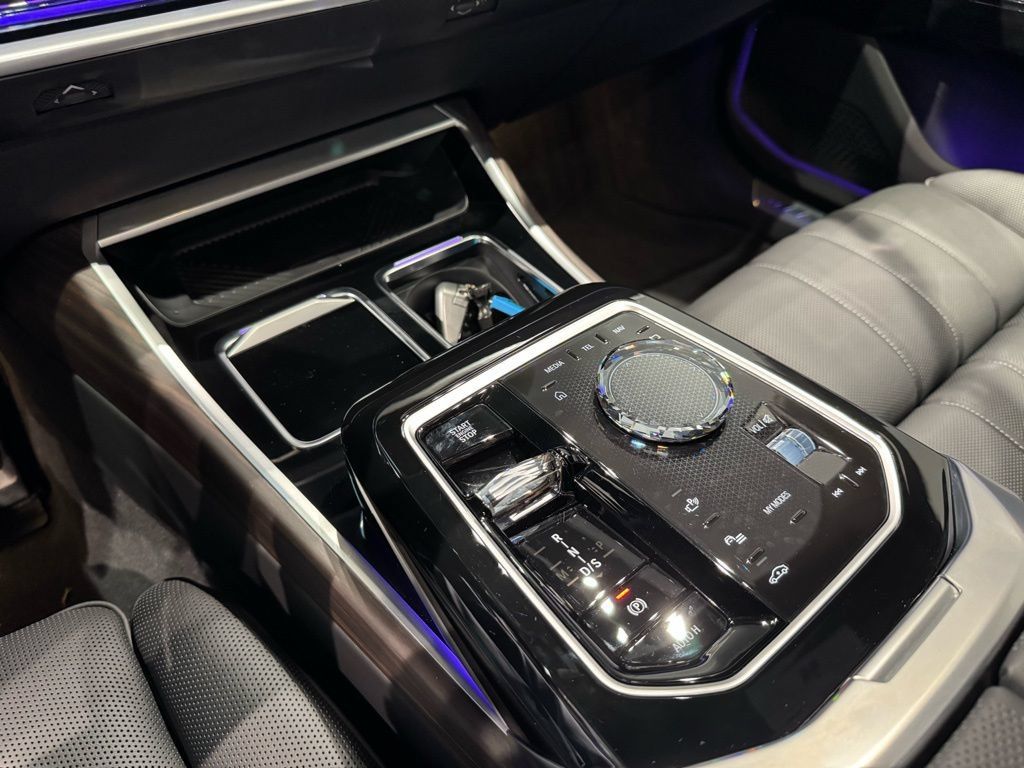 Used 2025 BMW 760i xDrive AWD/4WD image 24