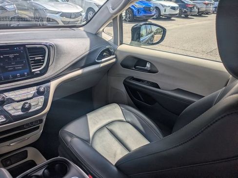 Used 2024 Chrysler Pacifica Limited FWD image 17