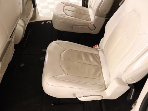 Used 2021 Chrysler Pacifica Touring-L FWD image 12
